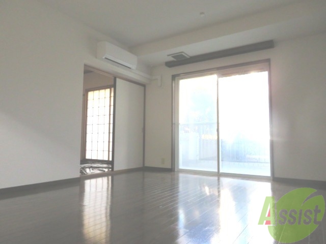 居室・リビング　フローリングはとても綺麗。大きめの掃き出し窓ですね。