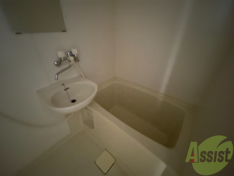 バス・シャワールーム　こちらはお風呂。一日の疲れをここで癒してください。