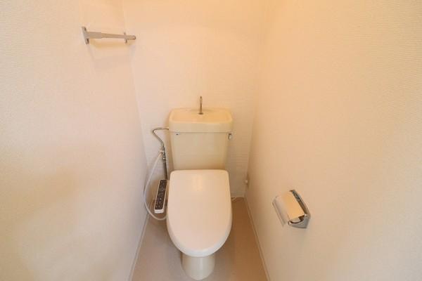 トイレ　温水洗浄機能付きトイレです☆