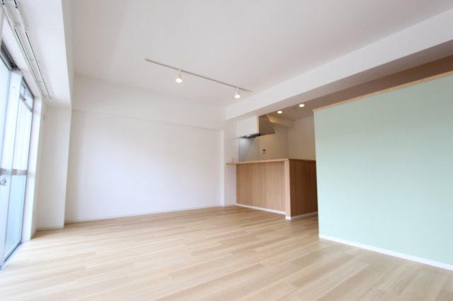 居室・リビング　※別部屋のお写真で、現況優先と致します。