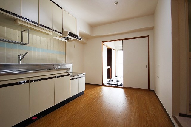 居室・リビング　同物件、別号室のものです。