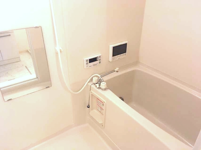 バス・シャワールーム　追い焚き・浴室乾燥機付きのお風呂です♪