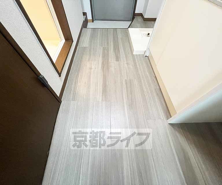 その他部屋・スペース　綺麗な床の廊下です。