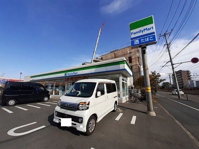 コンビニ　ファミリーマート（コンビニ）まで330m