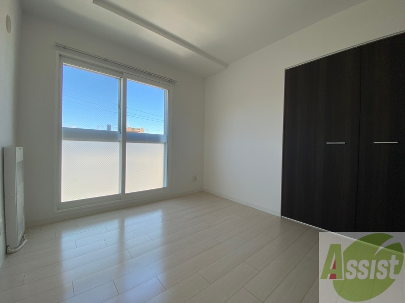 その他部屋・スペース　洋室は白いクロスにブラウンの建具が映えますね～