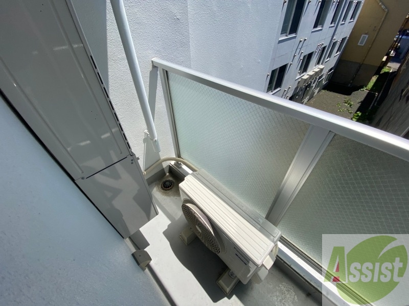 バルコニー　窓には安全対策の柵が付いているので安心ですね。