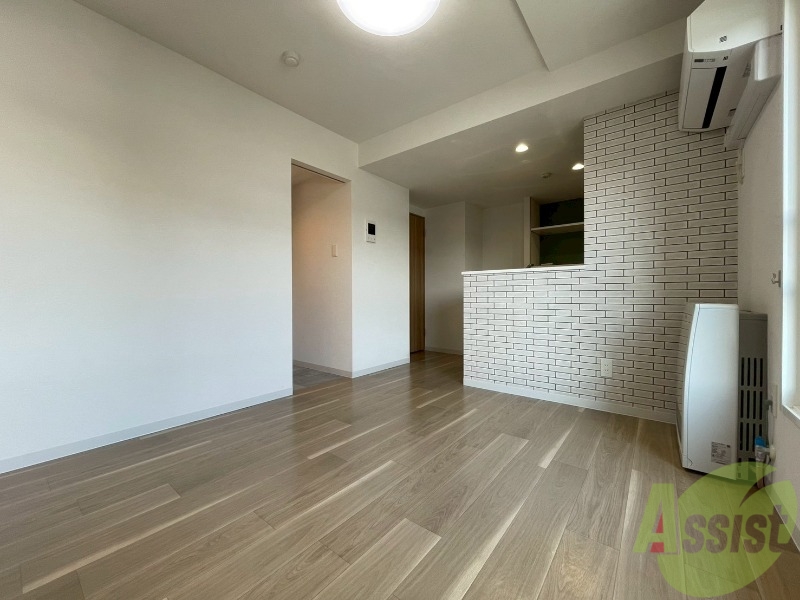 居室・リビング　木目のフローリングは落ち着きのある印象のお部屋になりますね。