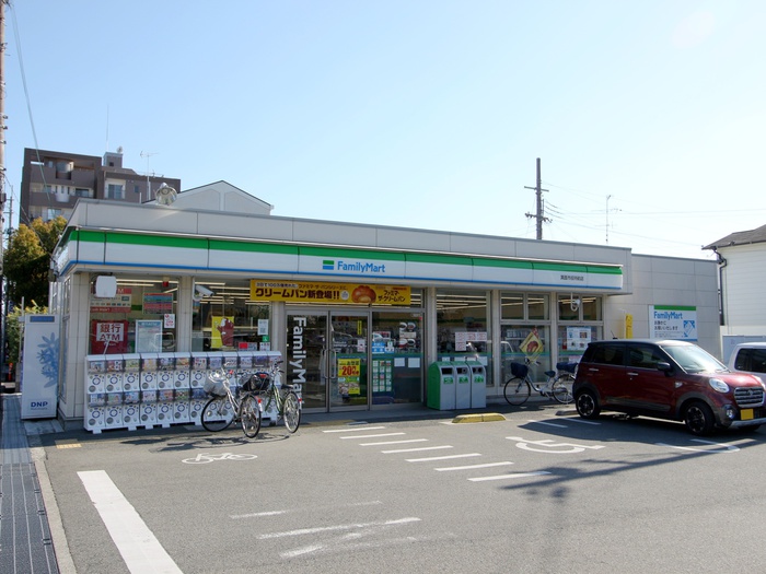 コンビニ　ファミリーマート箕面市役所前店（コンビニ）まで358m
