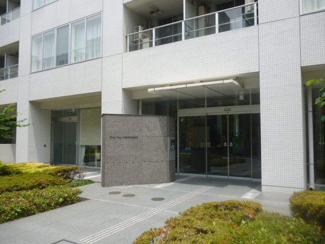 エントランス　落ち着いたエントランスです