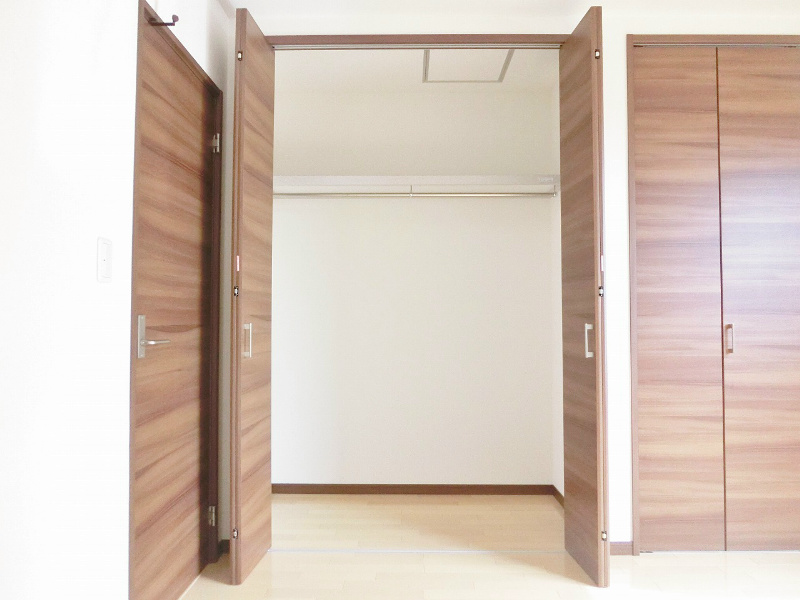 収納　枕棚とハンガーパイプが施された収納。