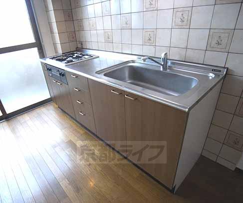 キッチン　システムキッチンが入ってます。