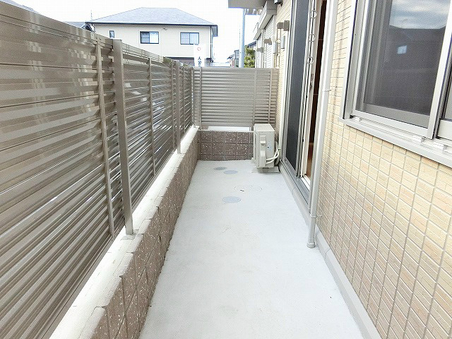 バルコニー　日当りが良く、通気性も考慮されたバルコニー。