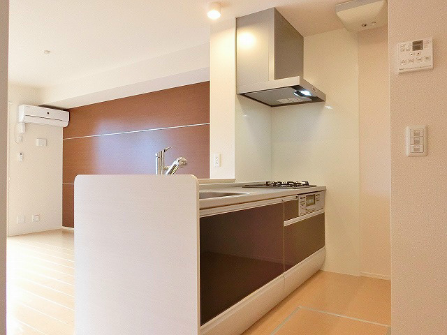 キッチン　3口コンロ付きのシステムキッチン。