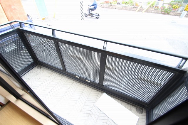 バルコニー　同物件、別号室のものです。