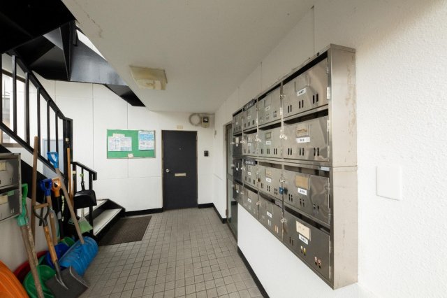 エントランス　階段から陽が入り明るいエントランスです。