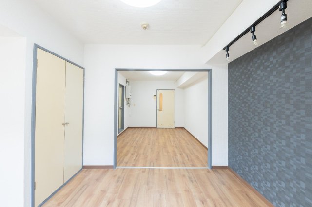 居室・リビング　アクセントクロスと間接照明がおしゃれ！