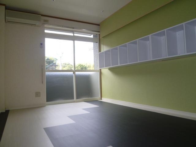 居室・リビング　好きなものを飾れるお洒落な棚付き