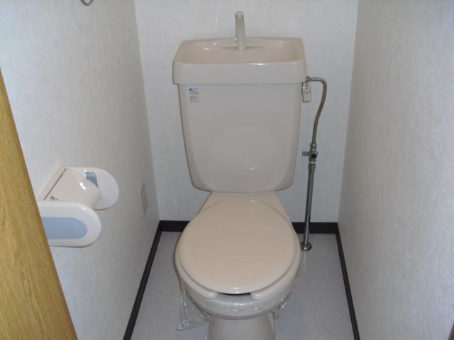 トイレ　電源コンセント付きです。