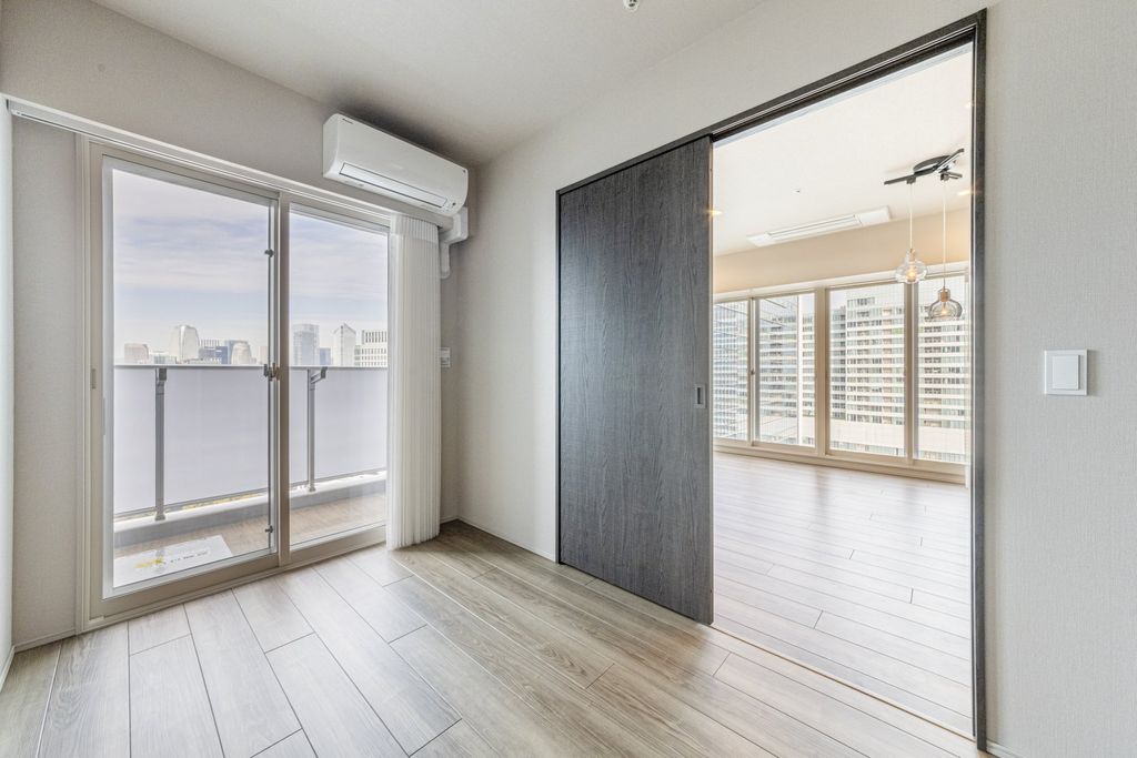 その他部屋・スペース　リビングの南西側隣接の洋室