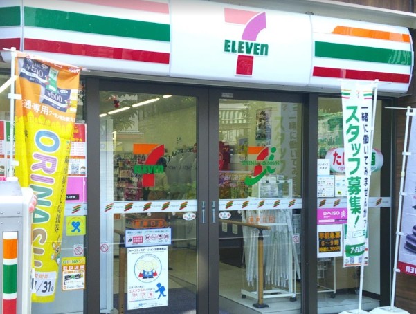 コンビニ　セブンイレブン 蕨駅東口店（コンビニ）まで165m
