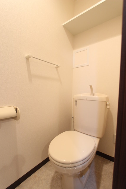 トイレ　※別部屋のお写真で、現況優先と致します。反転タイプ