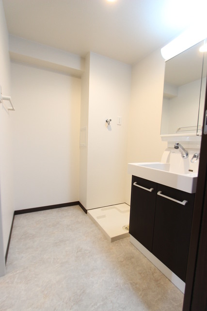 洗面設備　※別部屋のお写真で、現況優先と致します。反転タイプ