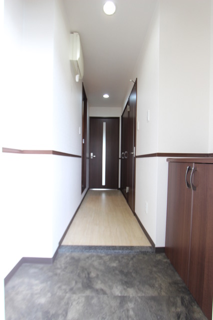 玄関　※別部屋のお写真で、現況優先と致します。反転タイプ