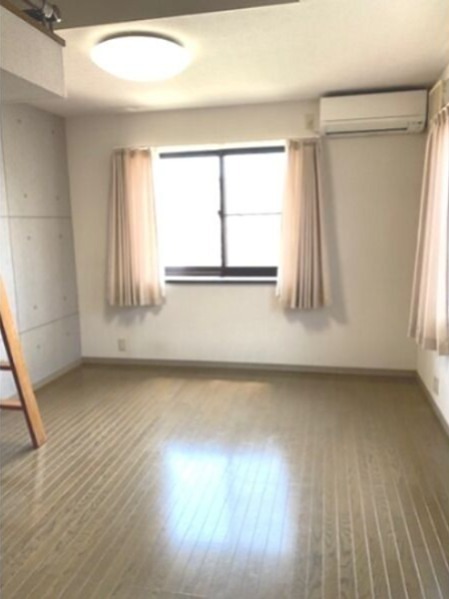 居室・リビング　反転間取りの別部屋の写真です。