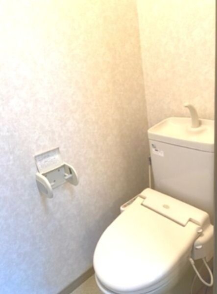 トイレ　反転間取りの別部屋の写真です。