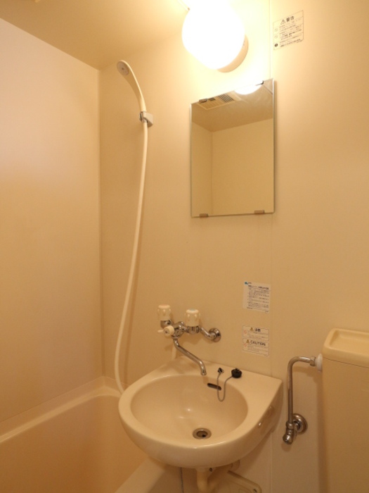 洗面設備　明るい洗面所です
