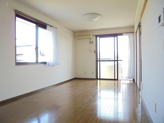 居室・リビング　写真は201号室です（参考）