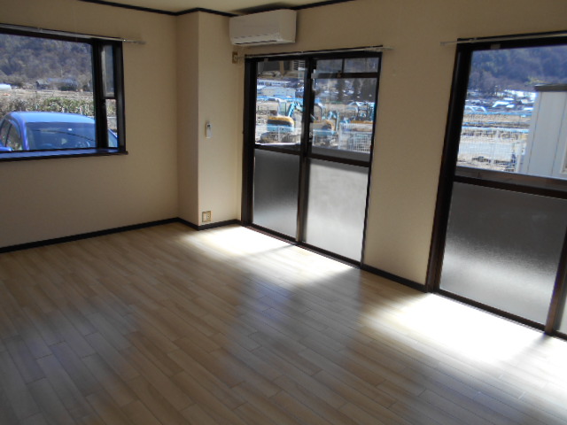 居室・リビング　南面リビング（エアコン完備）・全室照明完備