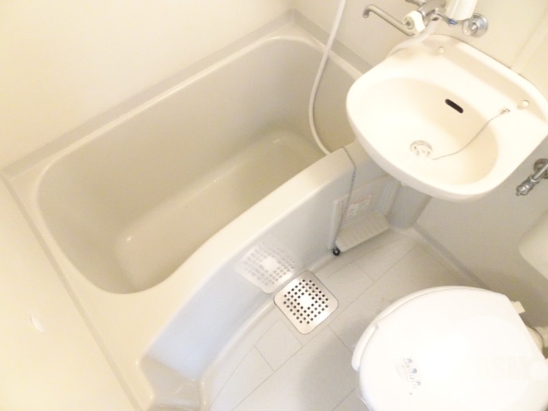 バス・シャワールーム　キレイにリフォームされています♪