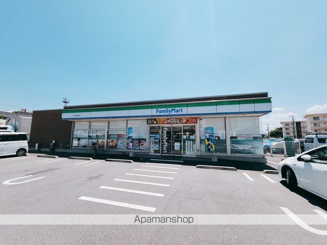 コンビニ　ファミリーマート（コンビニ）まで526m