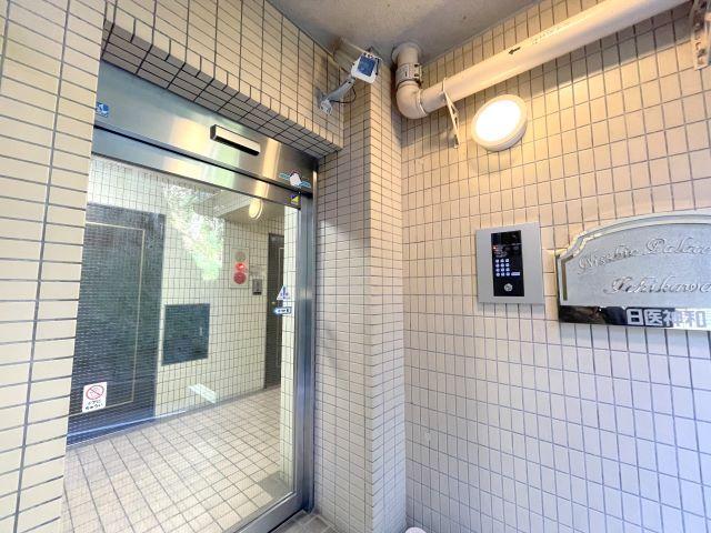 ロビー　入口に防犯カメラ