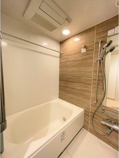 バス・シャワールーム　嬉しい追い焚き・浴室乾燥機付きです♪