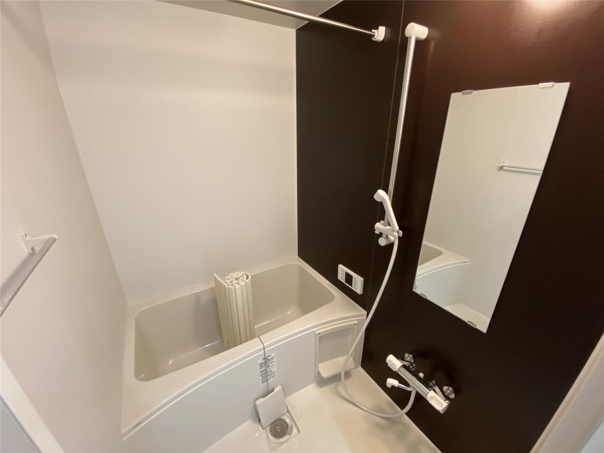 バス・シャワールーム　追焚・浴室乾燥機付きです