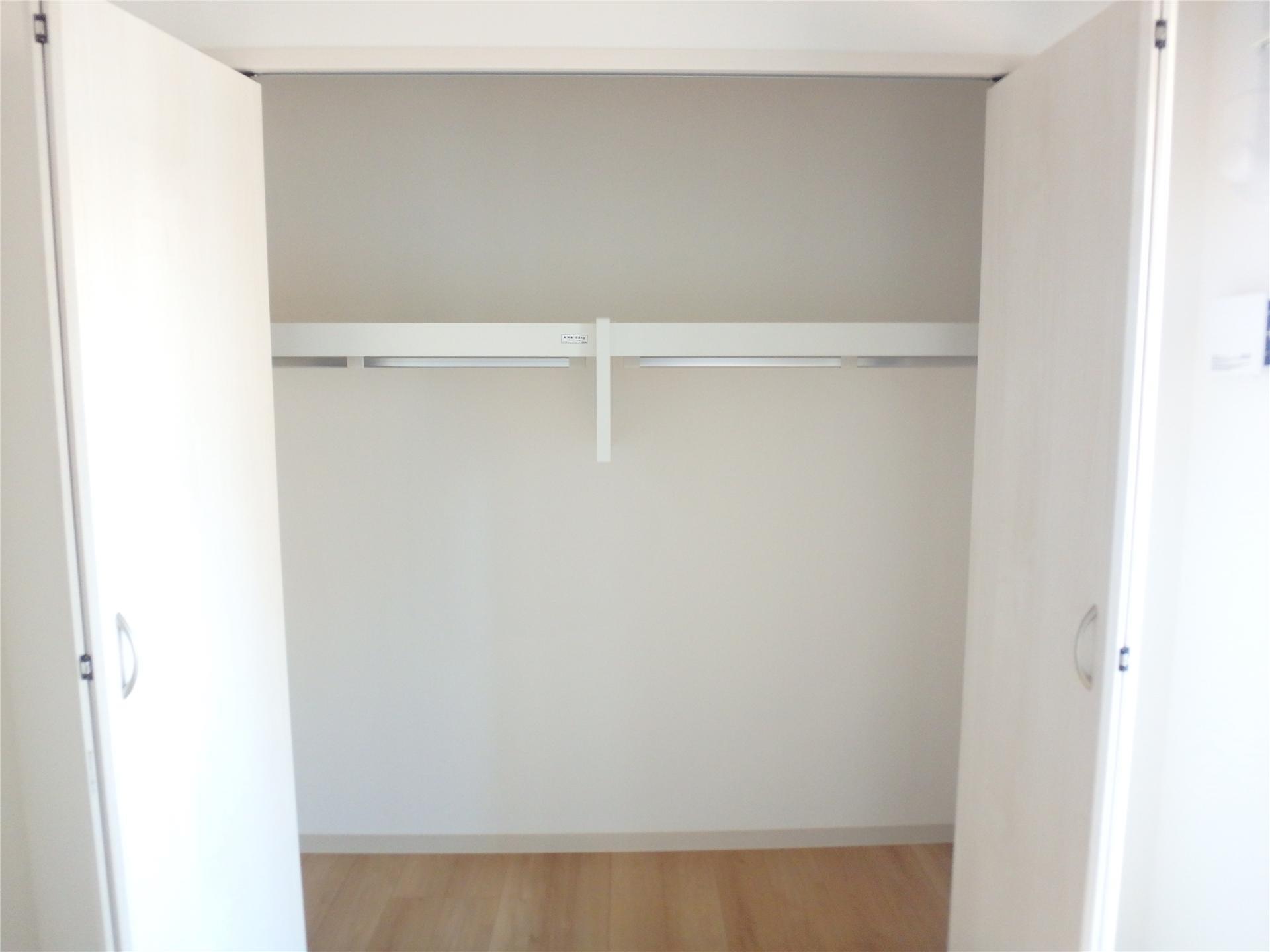 収納　上部にもハンガーバーがあります