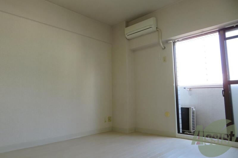 居室・リビング　白ベースのフローリングで部屋が明るく感じます。