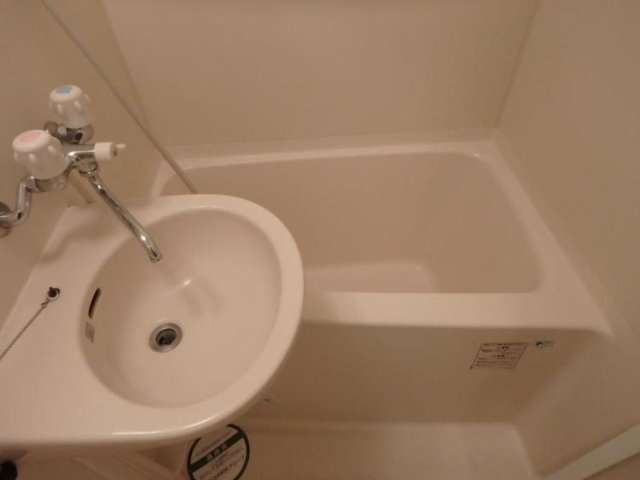 バス・シャワールーム　清潔感のあるバスルーム