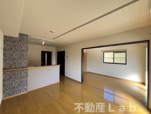 居室・リビング　※同一建物別号室のお写真です。中部屋ですので、妻側の窓はあり