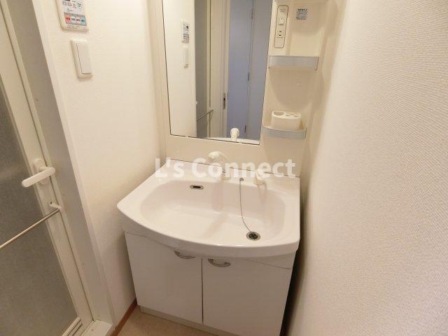 洗面設備　朝の支度もスムーズな独立洗面台。