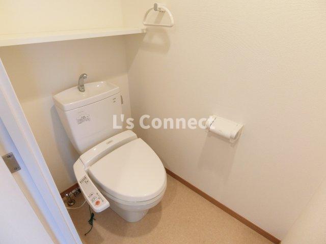 トイレ　温水洗浄便座付きのトイレ。