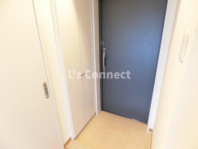 玄関　背の高い下駄箱で靴も収納できます。