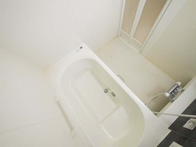 バス・シャワールーム　一坪風呂。足が伸ばせて日々の疲れを癒してくれます