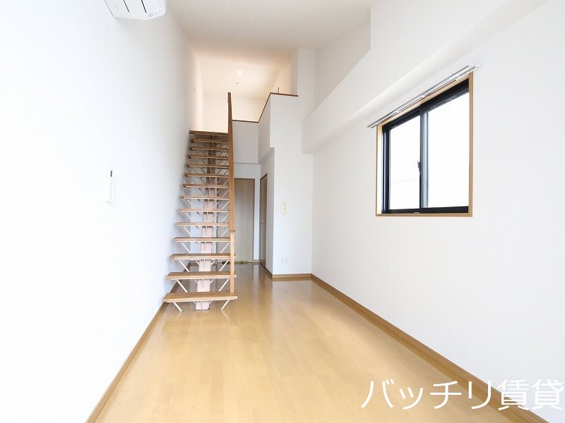 居室・リビング　画像は別号室の為、現状優先になります。