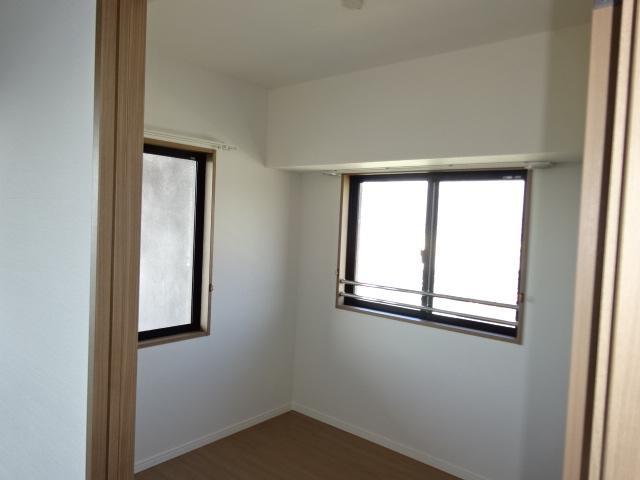 収納　洋室も窓が２面で明るいです。