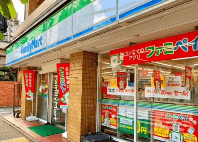 コンビニ　ファミリーマート鈴屋大島二丁目店（コンビニ）まで305m