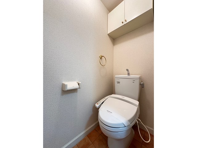トイレ　トイレは温水洗浄便座付き♪人気のバストイレ別です♪小物を置け