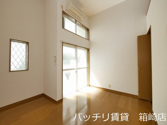 居室・リビング　別号室写真の為現況を優先致します。